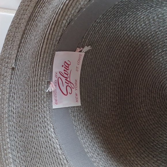 LIKE NEW LADIES HAT - Picture 4 of 4